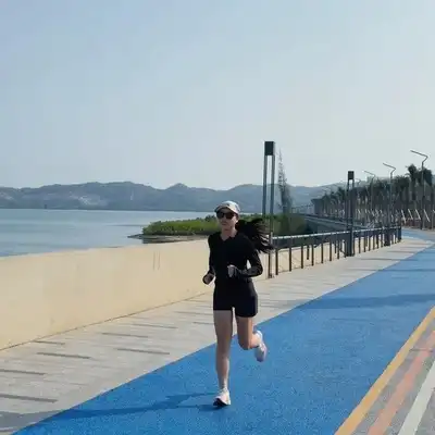 贾一飞